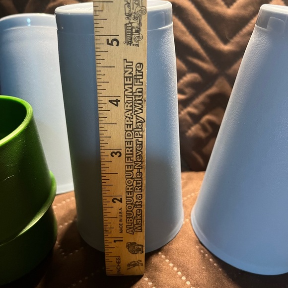 Assorted Tupperware pieces. Cups, canister with lid, serving dish with lid - Picture 6 of 7